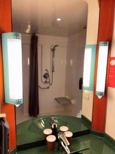 espejo de baño con lavabo y ducha en Ibis Vitré Centre, en Vitré 57 fotos más