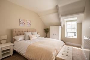 Un dormitorio con una cama grande y una ventana en Luxury Tenby Old Town Retreat just 1-minute to Beach with Parking, en Pembrokeshire