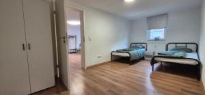 Una pequeña habitación con dos camas y un pasillo. en Apartment in Vaihingen an der Enz - Ensingen, en Vaihingen an der Enz
