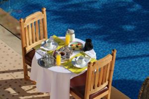 een tafel met een bord eten erop bij Maison D'hôtes IMINIGRAN & Spa in Ouarzazate