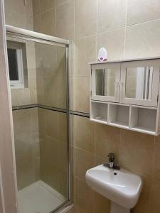 un baño con ducha y lavabo en Hendon Home, en Hendon