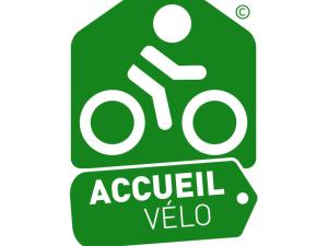 Un cartel verde con un cartel para un baño y un cartel para aaugh ve en ibis Nantes Centre Tour Bretagne, en Nantes