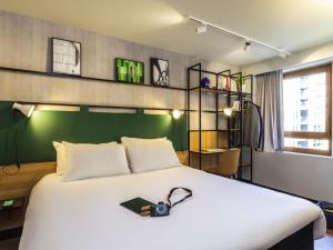 Кровать или кровати в номере ibis Paris Bastille Opera +97 фотографий