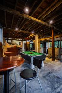um quarto com uma mesa de bilhar e uma bola de pingue-pongue em Nagari by the Hills at N9 em Pantai