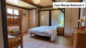 un dormitorio con una cama y una litera en Casa Tortuga Feliz, en Higueruela