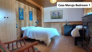 1 dormitorio con 1 cama con sábanas blancas y vestidor en Casa Tortuga Feliz, en Higueruela