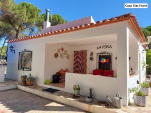 una casa blanca con un rojo en Casa Tortuga Feliz, en Higueruela 12 fotos más