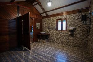 uma casa de banho com um chuveiro e um lavatório num quarto em Nagari by the Hills at N9 em Pantai mais 38 fotografias