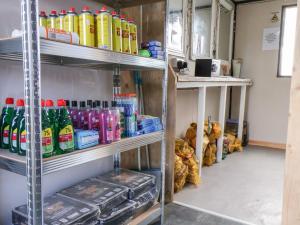 una habitación con estantes llenos de botellas de refresco en Wren, en Scarborough