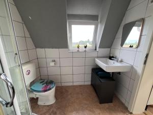 Bilik mandi di 40 qm Monteurswohnung