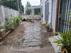 una pasarela de piedra frente a una casa en Branco Por do sol próximo aeroporto, en Porto Alegre 7 fotos más