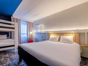 Ένα ή περισσότερα κρεβάτια σε δωμάτιο στο ibis La Rochelle Centre Historique