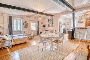 a living room with a table and a couch at Les Jardins d'Ortigia - Confort in Dourgne