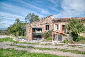 an old stone house in the middle of a field at Les Jardins d'Ortigia - Confort in Dourgne