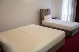 two beds in a small room with two beds sidx sidx sidx at Sorabora Gedara Hotel in Mahiyangana +35 photos