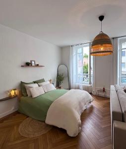 Una cama o camas en una habitación de La Suite Asmée - Centre-ville Lons-le-Saunier