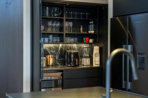 eine Küche mit einem Regal und einer Kaffeemaschine in der Unterkunft Lake View Lodge in Taupo Airport