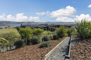 einen Garten mit Pflanzen und ein Haus im Hintergrund in der Unterkunft Lake View Lodge in Taupo Airport + 23 Fotos