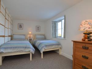 Un dormitorio con dos camas y una ventana. en 2 Bed in Dorchester 66192, en Stratton