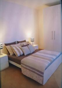 een slaapkamer met een groot bed met twee nachtkastjes bij Sea view Apartment, Los Cristianos ,pool WIFI in Los Cristianos