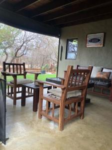 Niani villa في هويدزبروت: غرفة بها كراسي وطاولة وأريكة