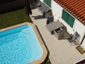 an overhead view of a swimming pool next to a house at Guest House dos Olivais in Azeitao