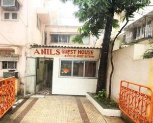 ムンバイにあるHotel Anil Residencyの「動物のゲストハウス」と書かれた看板のある建物