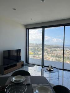 un salon avec une grande fenêtre avec vue dans l'établissement Mercury Tower Apartments By Dahlia, à San Ġiljan