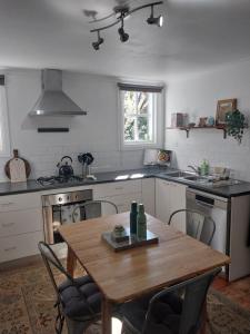 Кухня или мини-кухня в Lavender Cottage - Cute, Cosy & Pet Friendly
