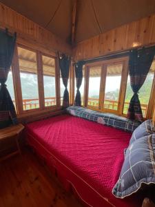 Cama grande en habitación con ventanas en Bau's Sapa Homestay, 