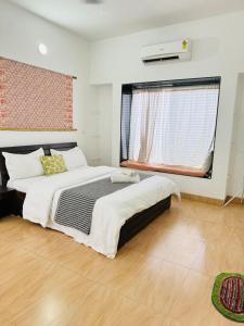 Ένα ή περισσότερα κρεβάτια σε δωμάτιο στο EMPYREAN STAY ll MARIGOLD VILLA II 3BHK II AC II POOL II +11 φωτογραφίες