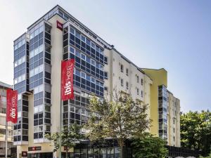 un edificio con letreros rojos en el costado. en ibis Augsburg Hauptbahnhof, en Augsburg