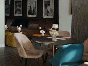 ein Wohnzimmer mit zwei Tischen und einer Couch in der Unterkunft ibis Frankfurt Centrum in Frankfurt am Main