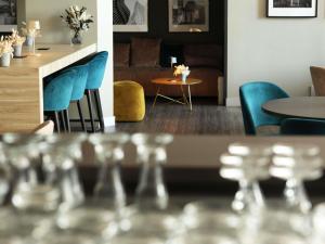 ein Wohnzimmer mit Tisch und Stühlen in der Unterkunft ibis Frankfurt Centrum in Frankfurt am Main