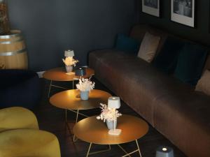 ein Wohnzimmer mit zwei Tischen und einer Couch in der Unterkunft ibis Frankfurt Centrum in Frankfurt am Main