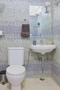 a bathroom with a toilet and a sink at Shanti Niwas in Jaipur