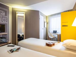 a hotel room with a bed and a desk at ibis Gent Centrum Opera in Ghent