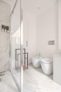 W łazience znajdują się 2 umywalki i przeszklony prysznic. w obiekcie Como Centro Luxury Suite a Pochi passi dal Lago w Como