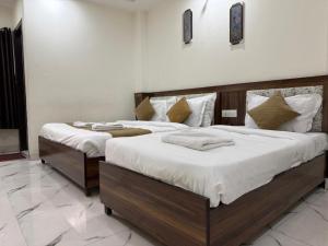 Postel nebo postele na pokoji v ubytování Krishna Residency Vrindavan