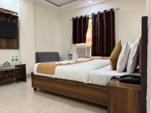 Postel nebo postele na pokoji v ubytování Krishna Residency Vrindavan