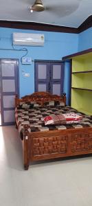 Postel nebo postele na pokoji v ubytování Sri Sai rooms