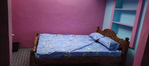 Postel nebo postele na pokoji v ubytování Sri Sai rooms