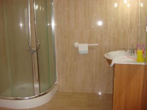 
A bathroom at Guest House dos Olivais

