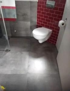 にあるHotel Boarder Land Innの赤レンガの壁、トイレ付きのバスルーム +3枚の写真