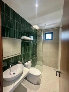 une salle de bain avec toilettes, lavabo et douche dans l'établissement Núi Homestay Huế, à Hue 29 autres photos