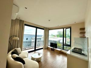 un salon avec un canapé et une grande fenêtre dans l'établissement Núi Homestay Huế, à Hue