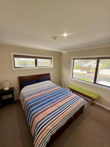 Katil atau katil-katil dalam bilik di Family Friendly 1BR in Howick, Near Beach and Cafes