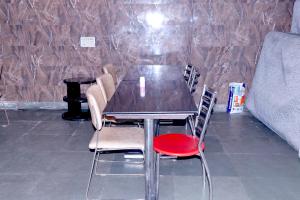 a table and chairs in a room with a wall at Hotel O" Delhi-Near Karol Bagh Metro Station in New Delhi