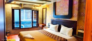 een hotelkamer met een bed en een raam bij Karimeen Boathouse in Alleppey