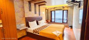 Un dormitorio con una cama grande en una habitación. en Karimeen Boathouse, en Alleppey